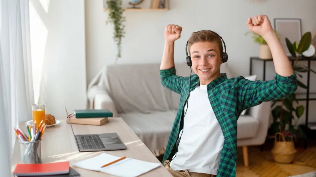 Student studying with IVLA’s accredited online summer classes for high school, earning credits flexibly at their own pace.